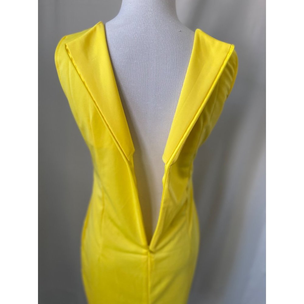 LivaGirl Vibrant Yellow Gold Accent Keyhole Front Sleeveless Midi Dress - Picture 8 of 13
